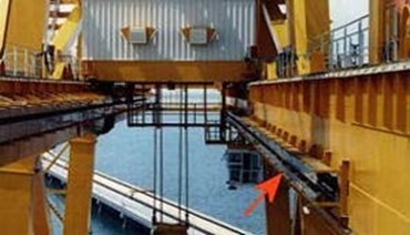 Chaînes porte-câbles igus dans un carter en inox