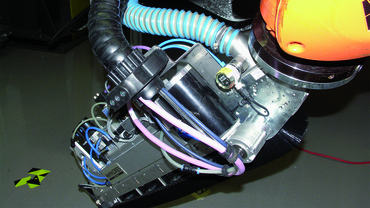 Robot pluriaxial équipé de câbles bus