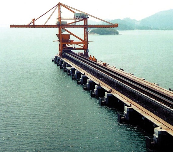 cable carrier on Ship to shore crane