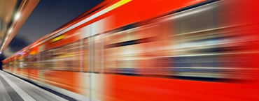 Bahn fährt vom Gleis ab