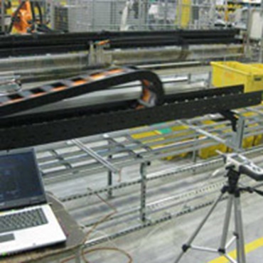 Test auf Geräuschemission im igus®-Labor