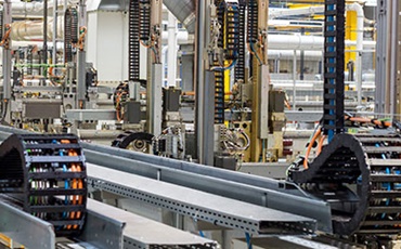 Kabelrupsen in gebruik in motorenfabrieken