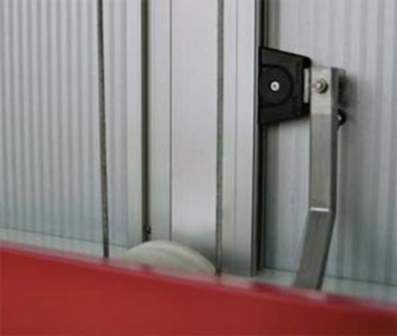 The carriage travels at low-friction on ball bearings 