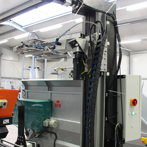 E4 Energiekette an Roboterarm