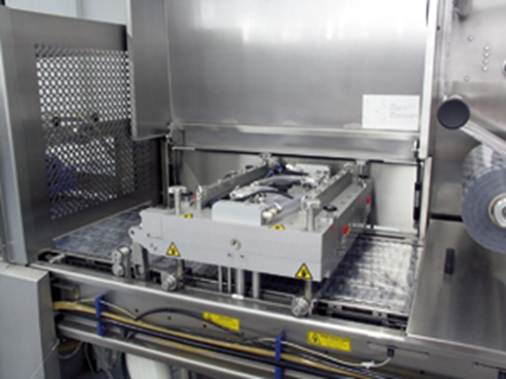 Standardised toggle lever stroke system in the sealing unit