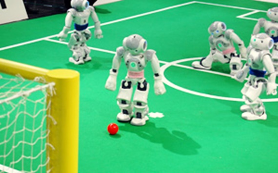 Roboter am Ball kurz vor dem Tor