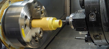 Halbzeug aus iglidur® Hochleistungspolymeren wird in Form gedreht