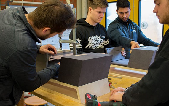 Tischler montieren drylin® Rundwellen von igus