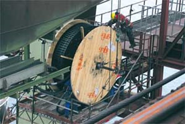 Assemblage van complete kabelrups-systemen direct vanaf het haspel.