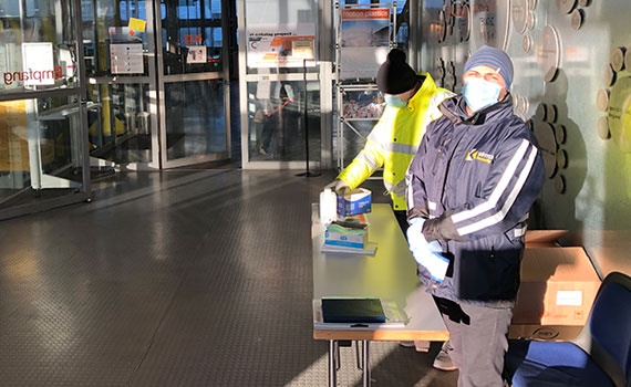 Temperaturmessung und Mundschutz am Eingang