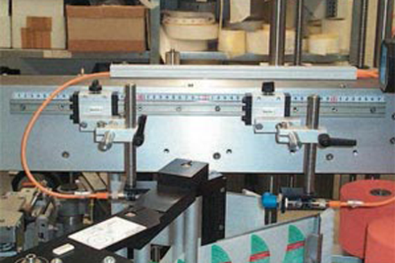 drylin® T railgeleiding in etikettoevoersysteem voor verpakkingsmachine