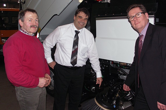 Von links: Dipl.-Ing. (FH) Gerhard Gräbel, Konstrukteur FAUN Viatec GmbH; Helmut Schmeh, Geschäftsführer FAUN Viatec GmbH;  Thomas Sommerweiß, igus.