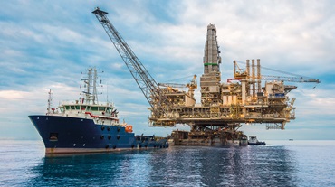 Secteur maritime : navire et plateforme pétrolière