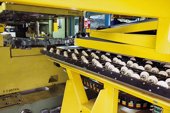 Richtmaschine mit Rollen aus iglidur Werkstoff, e-kette und chainflex Leitungen