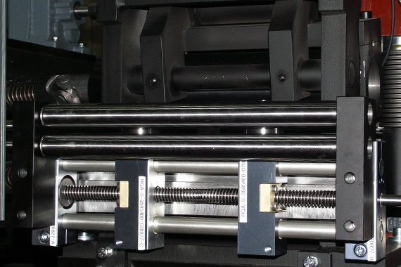 drylin R Linearführung, verbaut in Seitenführung. Das Umfeld ist besonders aggressiv mit Schmutz und tropfendem Öl.