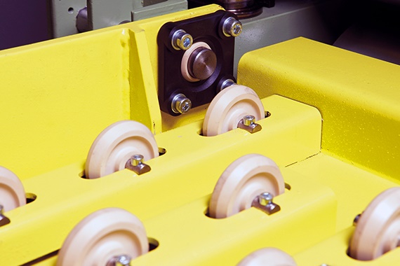 igubal Flanschlager mit Befestigungslöchern, verschleißfeste und unempfindliche iglidur Rollen für Bandtransport.