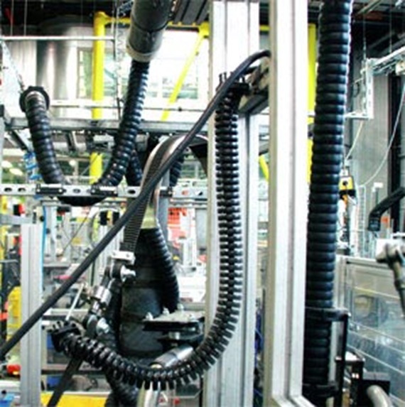 Torsietesten van de triflex® R in het igus® laboratorium, Keulen