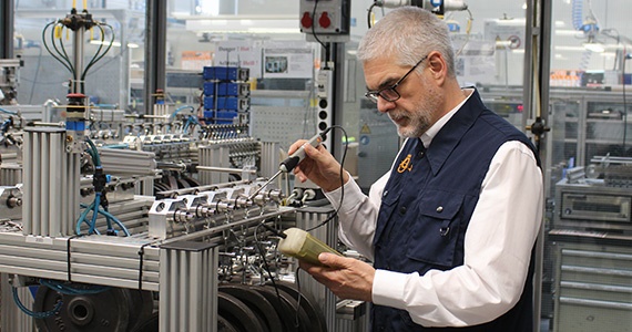 Ralf Selzer, ingénieur responsable de la recherche et du développement pour les paliers lisses chez igus GmbH