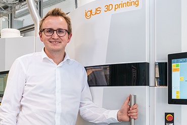 Tom Krause staat voor een SLS 3D-printer