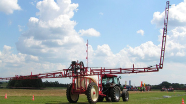 Feldspritze mit Energiekette