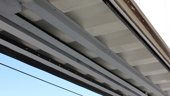 Fluggastbrücke mit Energieketten