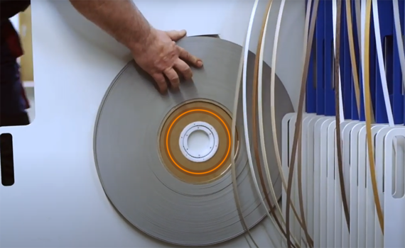 xiros® Drehverbindungen in einer Lagerung für Kantenrollen