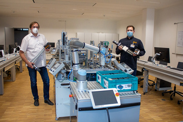 Übergabe der Achsen an das Carl-Reuther-Berufskolleg in Hennef