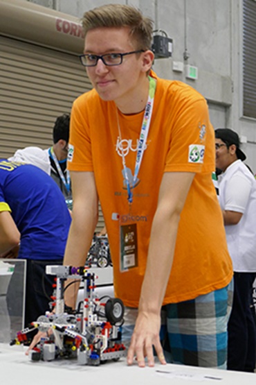 Alexander Albers mit dem Lego Roboter